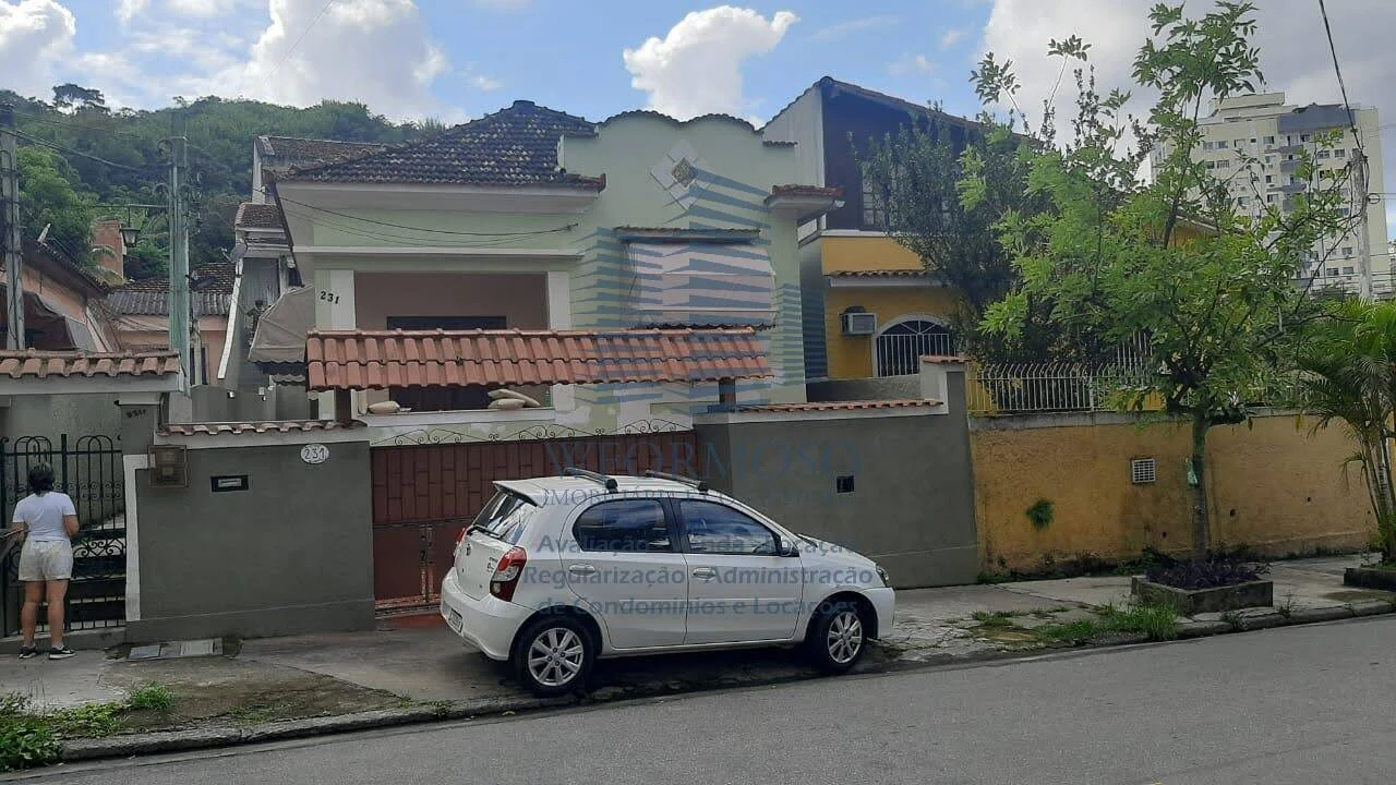 Casarão frente e outros 2 nos fundos à Venda em Santa Rosa - Niterói