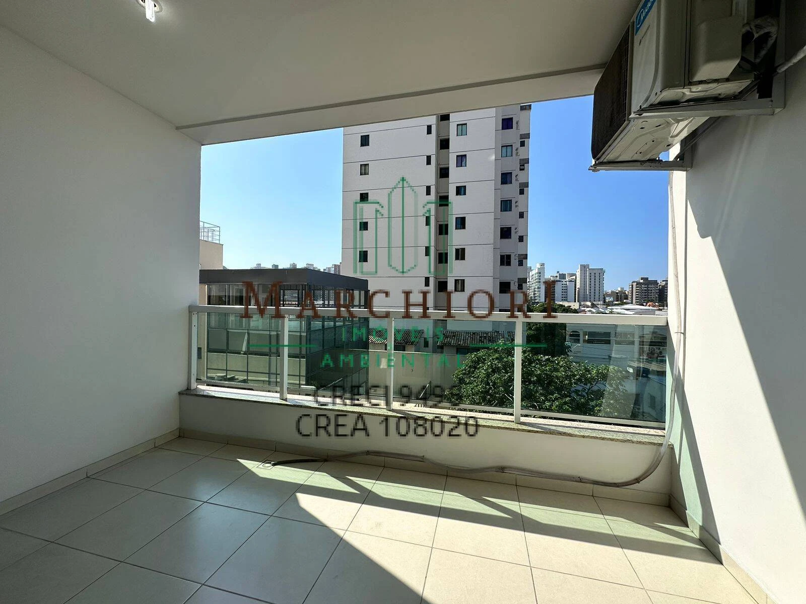 2 quartos, suite, varanda, sol da manhã