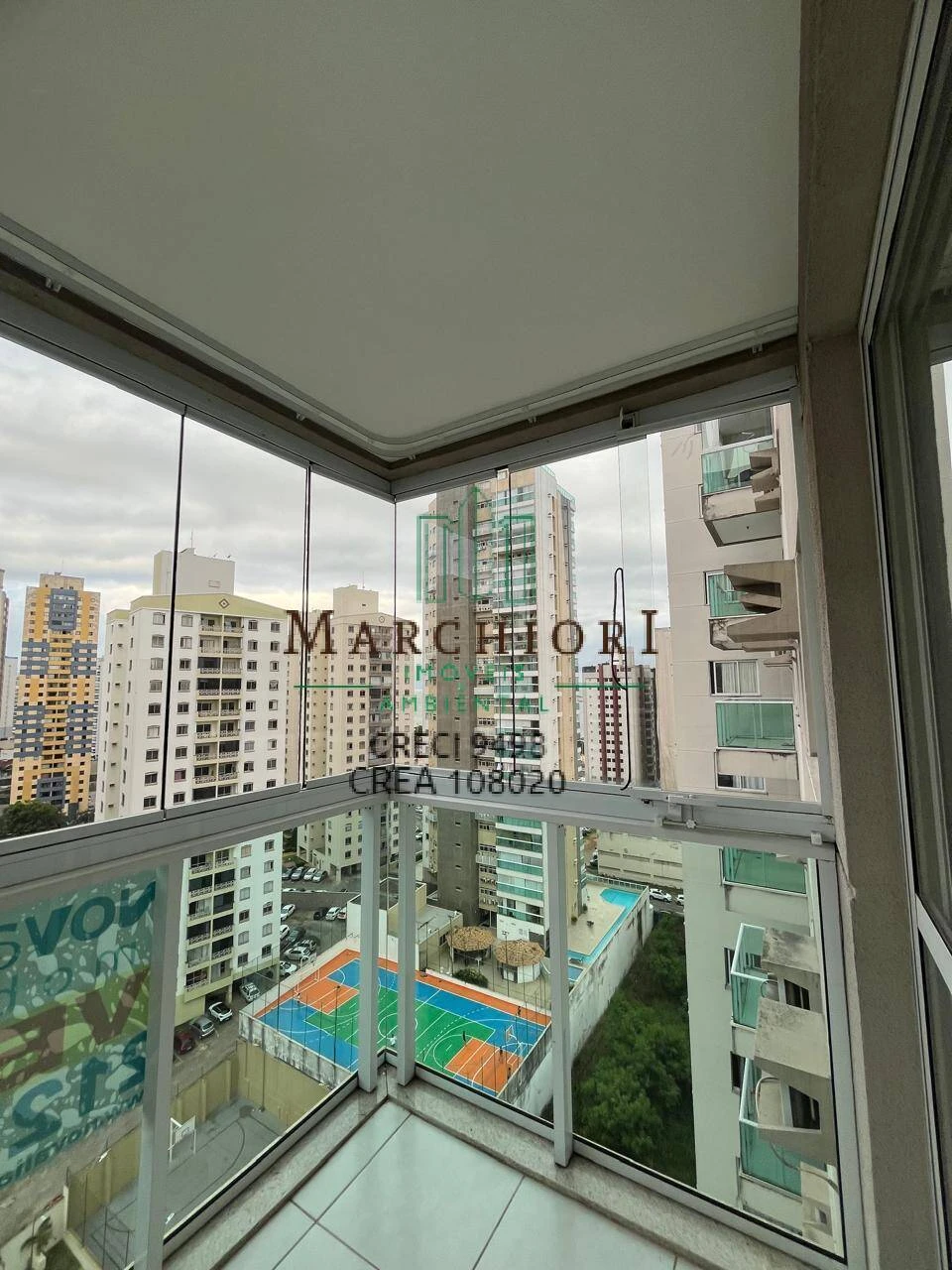 2 quartos, suíte, varanda com fechamento, andar alto
