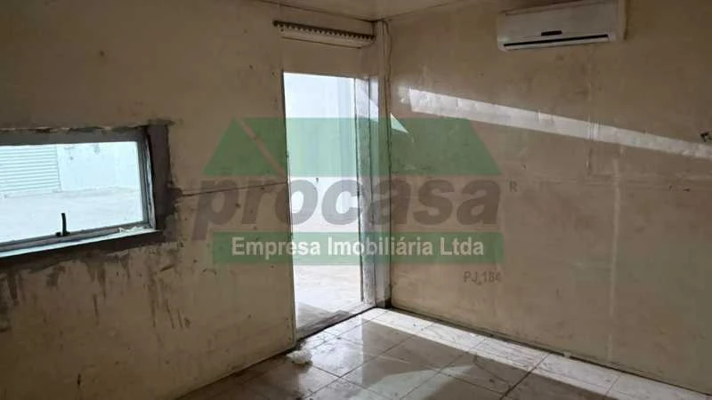 ALUGA-SE GALPÃO NA COMPENSA VALOR DE  3.600,00.