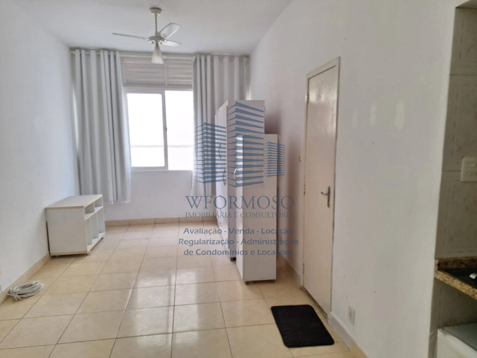 Conjugado sala quarto 24m² à venda na Rua das Laranjeiras em Laranjeiras