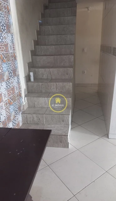 JCCA20207 – Casa duplex vazia sala 2quatos.