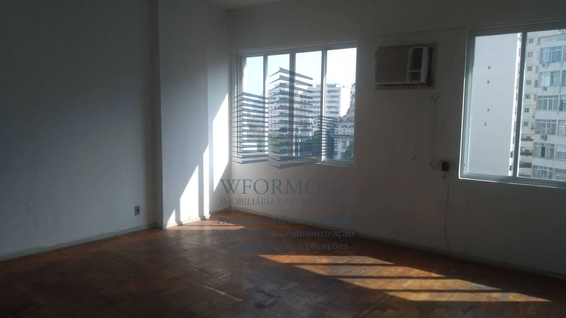 Sala comercial 37m² para locação na Rua Washington Luis no Centro