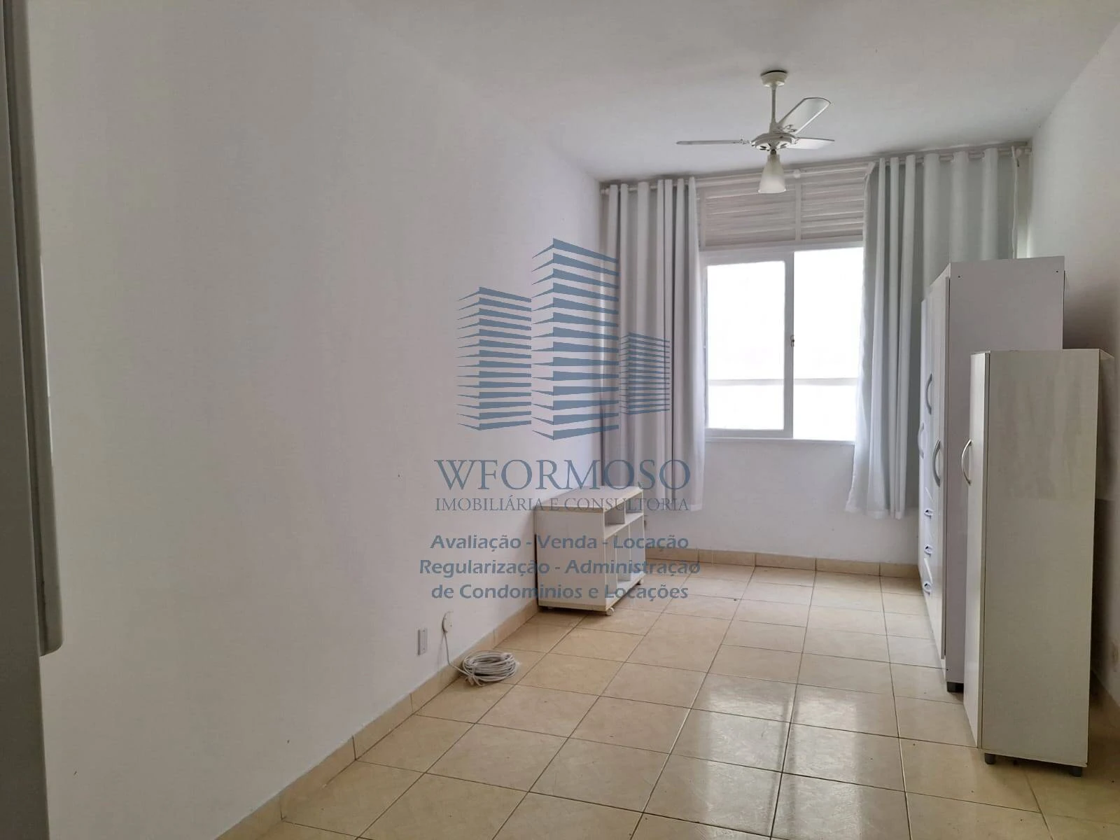 Conjugado sala quarto 24m² à venda na Rua das Laranjeiras em Laranjeiras