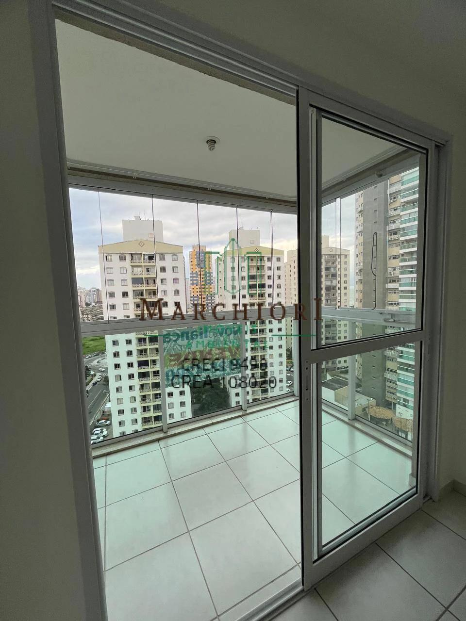 2 quartos, suíte, varanda com fechamento, andar alto