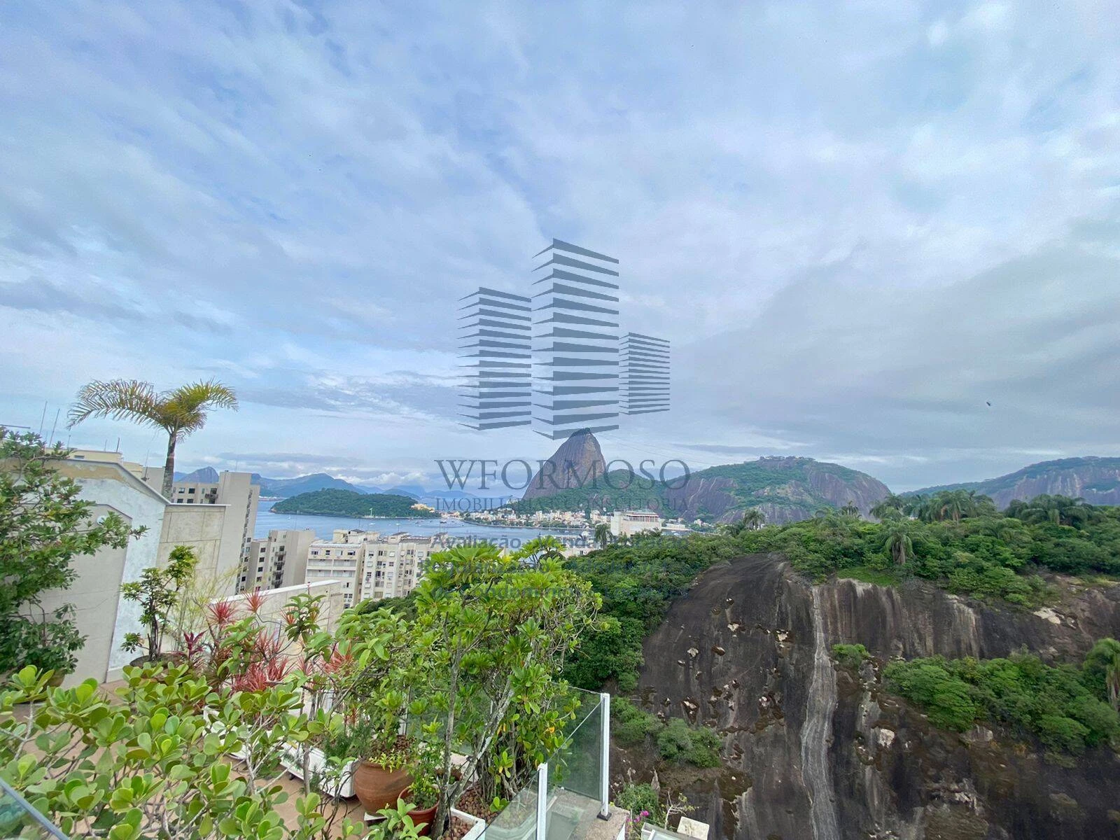 Cobertura tríplex 320m² à venda na Av. Oswaldo Cruz no Flamengo